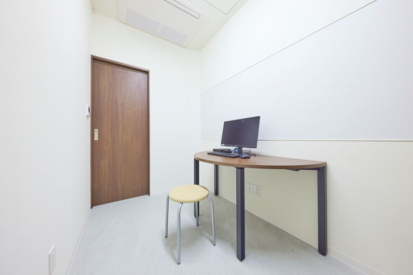 専用の個室で行う認知評価検査